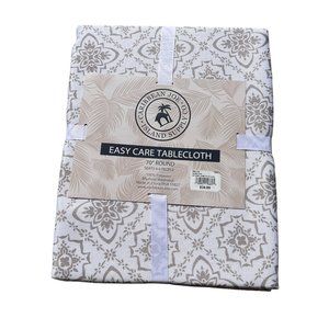 Caribbean Joe Island Supply Co Easy Care Tablecloth White Green 70" Round